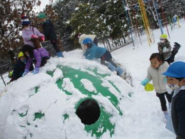 雪遊びをする子どもたち